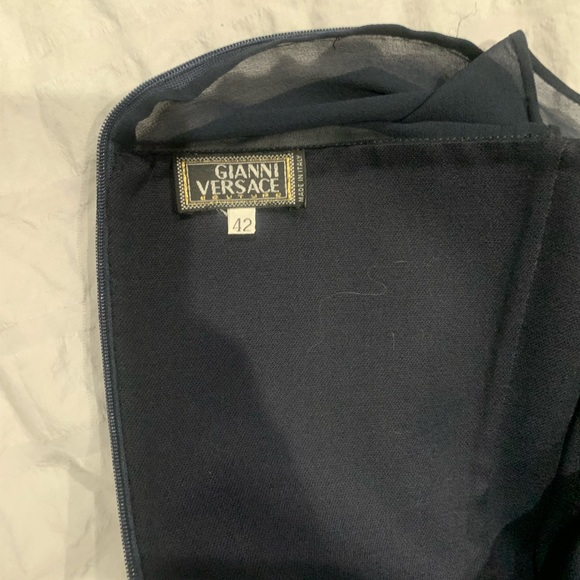 Brand: Alexander McQueen
Category: Dress. Colors: Black and Gold flowers - Picture 6 of 11